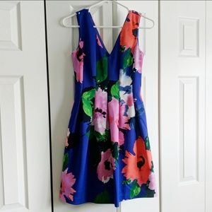 💐HP💐 NWOT Vince Camuto floral v neck dress